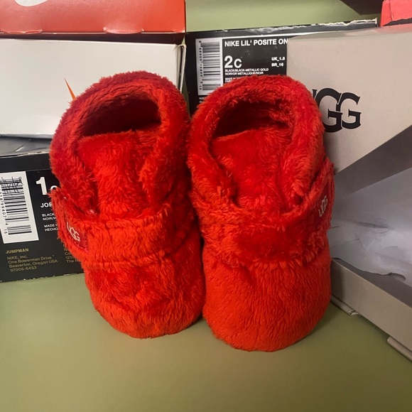 Ugg - Picture 3 of 5